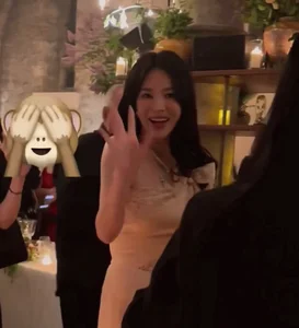 Song Hye Kyo Shines in France: Raw Unedited Photos Reveal the True Ageless Beauty of the K-Drama Queen - image 5