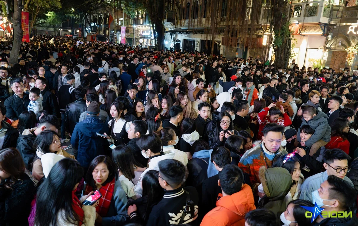 Vibrant Christmas Celebrations at Hanoi’s St. Joseph’s Cathedral Draw Massive Holiday Crowds