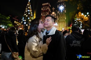 Vibrant Christmas Celebrations at Hanoi’s St. Joseph’s Cathedral Draw Massive Holiday Crowds - image 5