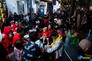 Vibrant Christmas Celebrations at Hanoi’s St. Joseph’s Cathedral Draw Massive Holiday Crowds - image 7