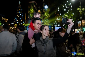 Vibrant Christmas Celebrations at Hanoi’s St. Joseph’s Cathedral Draw Massive Holiday Crowds - image 6