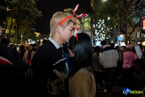 Vibrant Christmas Celebrations at Hanoi’s St. Joseph’s Cathedral Draw Massive Holiday Crowds - image 4