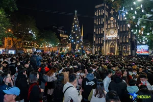 Vibrant Christmas Celebrations at Hanoi’s St. Joseph’s Cathedral Draw Massive Holiday Crowds - image 1