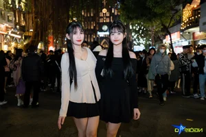 Vibrant Christmas Celebrations at Hanoi’s St. Joseph’s Cathedral Draw Massive Holiday Crowds - image 11