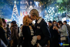 Vibrant Christmas Celebrations at Hanoi’s St. Joseph’s Cathedral Draw Massive Holiday Crowds - image 2