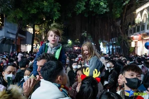 Vibrant Christmas Celebrations at Hanoi’s St. Joseph’s Cathedral Draw Massive Holiday Crowds - image 8