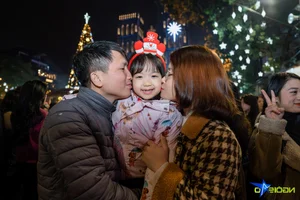 Vibrant Christmas Celebrations at Hanoi’s St. Joseph’s Cathedral Draw Massive Holiday Crowds - image 3
