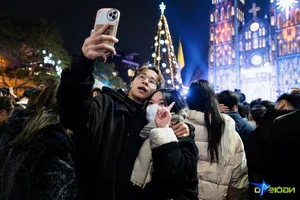 Vibrant Christmas Celebrations at Hanoi’s St. Joseph’s Cathedral Draw Massive Holiday Crowds - image 9