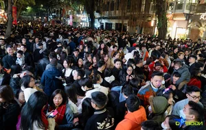 Vibrant Christmas Celebrations at Hanoi’s St. Joseph’s Cathedral Draw Massive Holiday Crowds - image 0