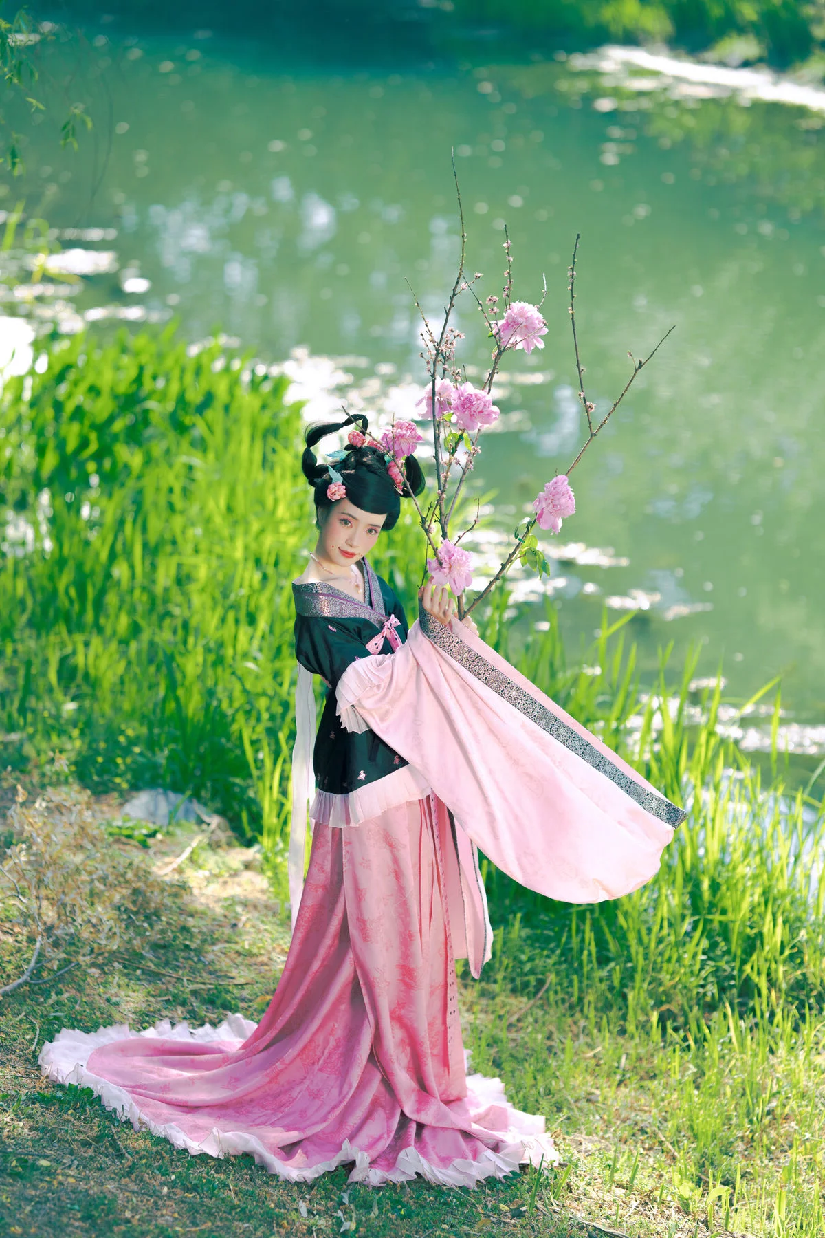 YiTuYu Art Language Vol.10223: Featuring the Artistic Elegance of Tao Chi in a Stunning 13-Piece Photography Collection