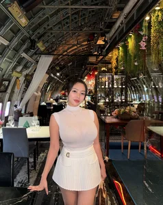 Korean Social Media Sensation Captivates Global Audience with Stunning Curves - image 9