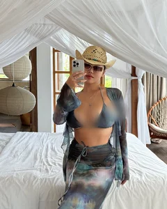 Korean Social Media Sensation Captivates Global Audience with Stunning Curves - image 2