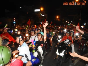 Thousands of Fans Flood Ho Chi Minh City Streets Celebrating ASEAN Cup 2024 Championship - image 1