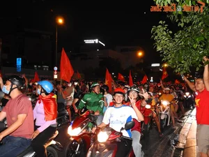 Thousands of Fans Flood Ho Chi Minh City Streets Celebrating ASEAN Cup 2024 Championship - image 3