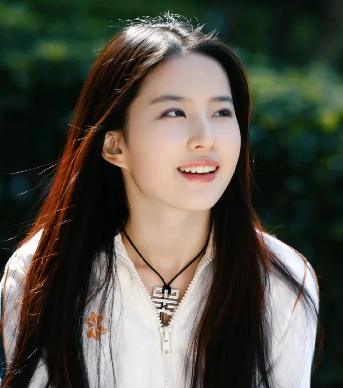 Iconic Beauty: Liu Yifei’s Rare 25-Year-Old Photos Resurface, Proving Why She Remains China’s Ultimate Fairy Sister