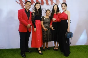 Quyen Linh's Daughter Stuns Fans with Fashion Transformation from Elegant Events to Casual Street Style - image 6