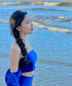 Quyen Linh's Daughter Stuns Fans with Fashion Transformation from Elegant Events to Casual Street Style - image 10