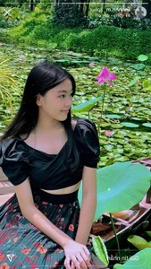 Quyen Linh's Daughter Stuns Fans with Fashion Transformation from Elegant Events to Casual Street Style - image 7