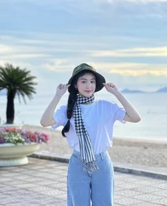 Quyen Linh's Daughter Stuns Fans with Fashion Transformation from Elegant Events to Casual Street Style - image 11