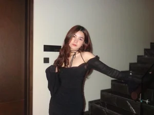 Quyen Linh's Daughter Stuns Fans with Fashion Transformation from Elegant Events to Casual Street Style - image 0