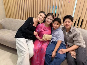 Vietnamese Showbiz Updates: Quang Le Mourns Mother, Diva Hong Nhung's Latest Appearance - image 20
