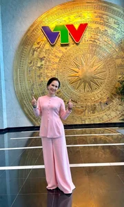 Vietnamese Showbiz Updates: Quang Le Mourns Mother, Diva Hong Nhung's Latest Appearance - image 14