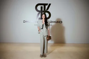 Vietnamese Showbiz Updates: Quang Le Mourns Mother, Diva Hong Nhung's Latest Appearance - image 30