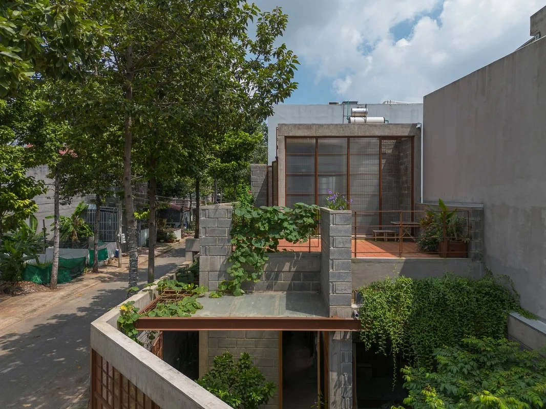The Beauty of Raw Architecture: A Unique Unpainted House Designed as a Self-Sustaining Ecosystem