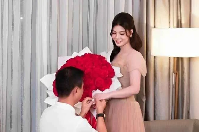 Romantic Proposal: The Stunning Beauty Who Won the Heart of Quang Nam FC's Head Coach