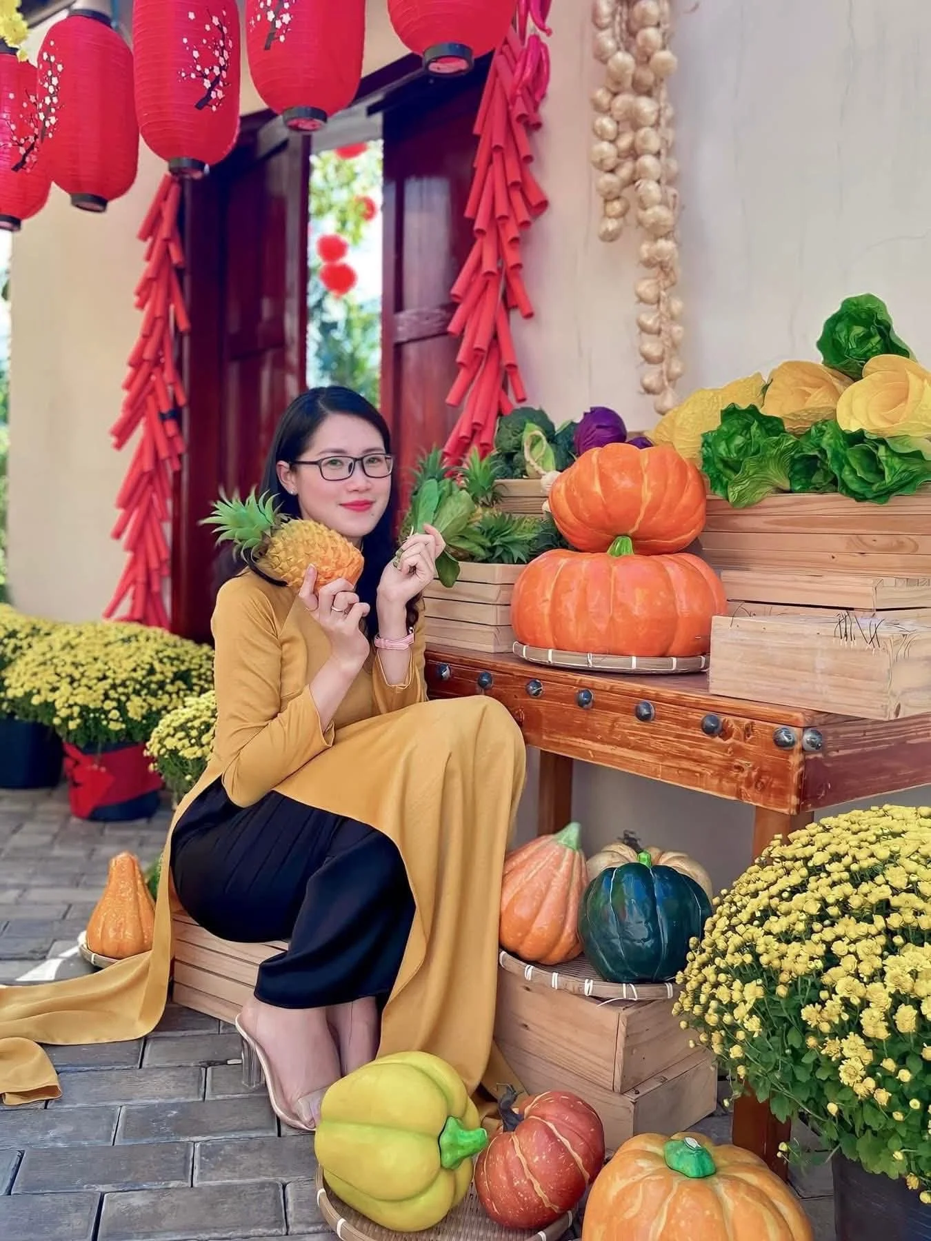 Celebrate the Beauty of Vietnamese Traditions: Elegant Ao Dai and Vibrant Spring Markets for the Lunar New Year