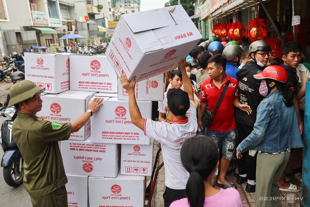 Massive Crowds Line Up for Traditional Mooncakes in Ho Chi Minh City