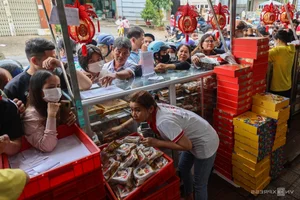 Massive Crowds Line Up for Traditional Mooncakes in Ho Chi Minh City - image 3