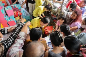 Massive Crowds Line Up for Traditional Mooncakes in Ho Chi Minh City - image 2