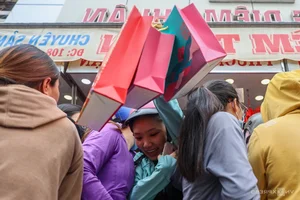 Massive Crowds Line Up for Traditional Mooncakes in Ho Chi Minh City - image 4