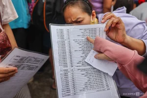 Massive Crowds Line Up for Traditional Mooncakes in Ho Chi Minh City - image 5