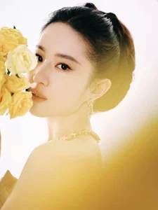 Chinese Celebrity Style: Top Stars Compete in Effortless Leg-Flashing Fashion - image 43