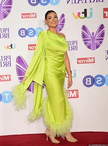 Glamorous Red Carpet Moments: Top Beauties Flaunt Seductive Fashion Looks - image 0