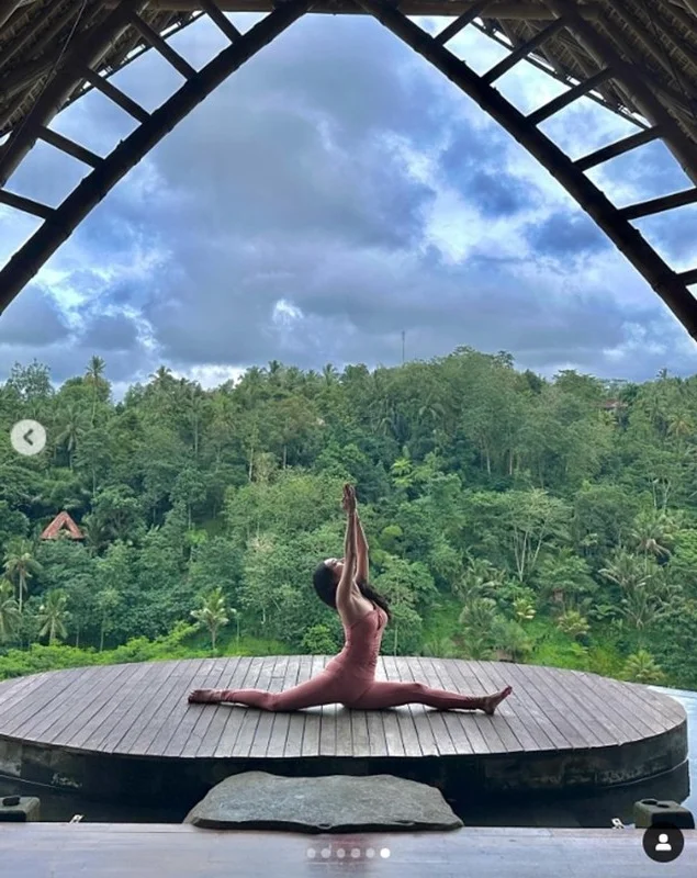 Korean Influencer's Stunning Vietnam Vacation: Bikini Fashion and Travel Trends