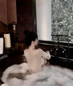 Meet Trang Bui: The Stunning and Fashion-Forward Girlfriend of Footballer Nguyen Van Truong - image 9