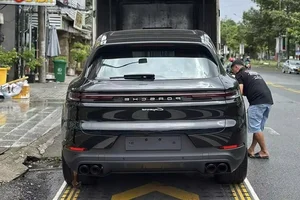 Viral Wedding Gift: Can Tho Tycoon Gifts 6 Billion VND Porsche Cayenne - image 3