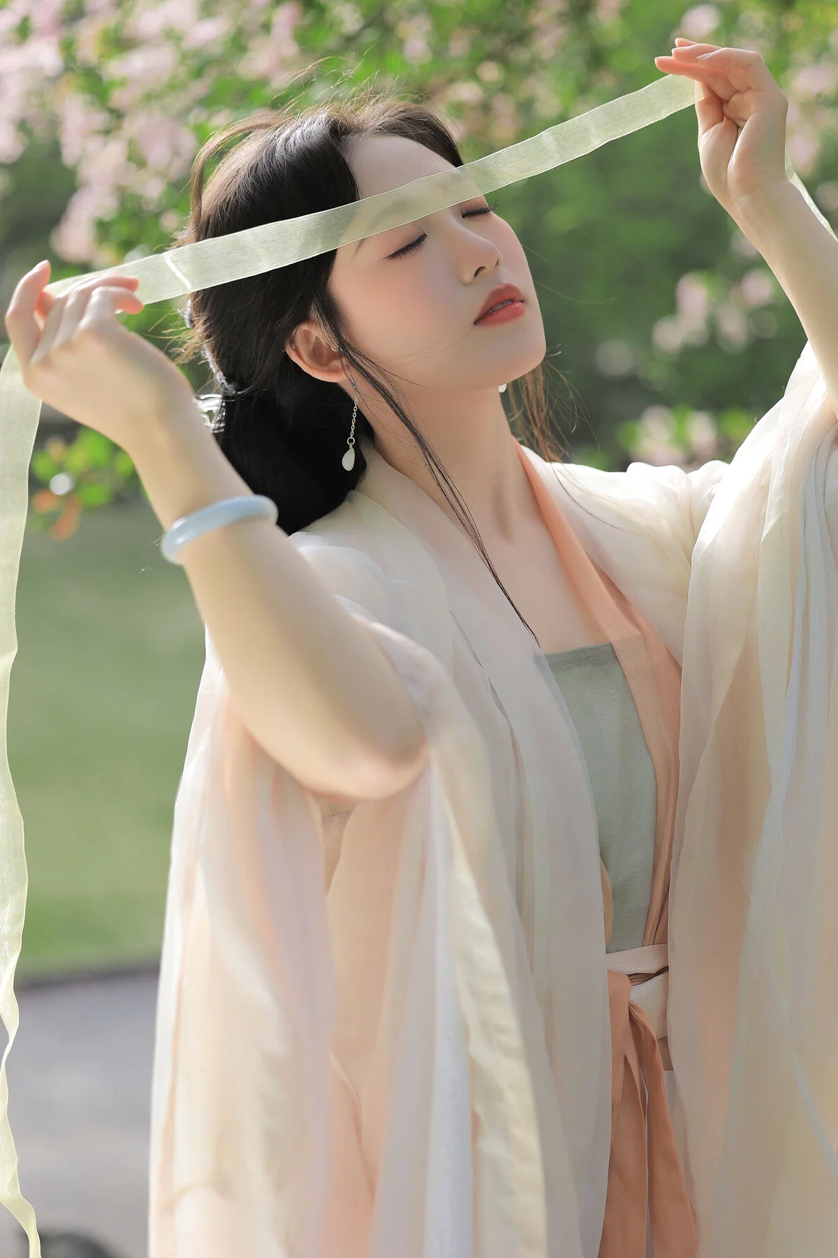 Ethereal Hanfu Beauty at Qunyu Mountain - YiTuYu Vol.8979 Tie Tie