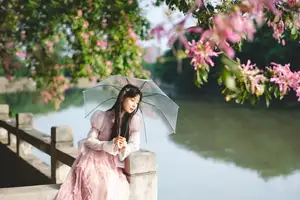 Vol.8632 Nan Yi: Dreamy Youth by the River, A Poetic & Romantic Blossom - image 1