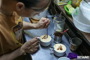 Hanoi’s Hidden 30-Year-Old Cafe: A Unique Cultural Experience Where Customers Stoop to Enter - image 1
