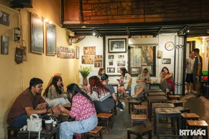 Hanoi’s Hidden 30-Year-Old Cafe: A Unique Cultural Experience Where Customers Stoop to Enter - image 3