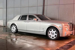 Rare 18-Year-Old Rolls-Royce Phantom Discovered in Hanoi for $200k - image 4