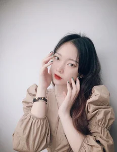 Famous ID Photo Hot Girl Sparks Online Controversy with Bold Outfits - image 4
