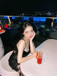 Famous ID Photo Hot Girl Sparks Online Controversy with Bold Outfits - image 2