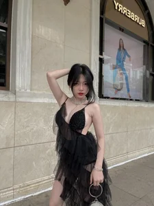 Famous ID Photo Hot Girl Sparks Online Controversy with Bold Outfits - image 5