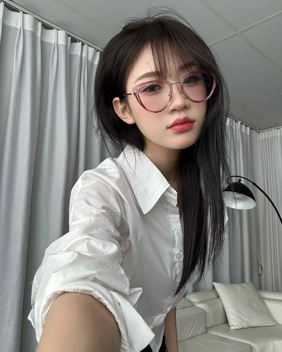 Hoang Lan Anh Captivates Fans with Minimalist White Shirt Look and Timeless Elegance
