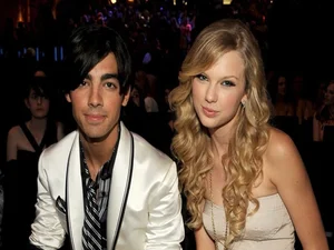 Taylor Swift: Grammy Record-Breaker, Billionaire Status, and Her Famous Dating History - image 3